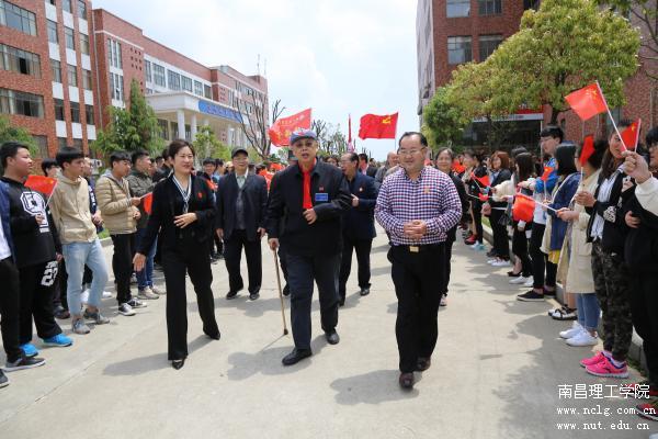 陈昊苏团长一行受到了开芸体育-（中国）官方网站师生夹到欢迎.JPG