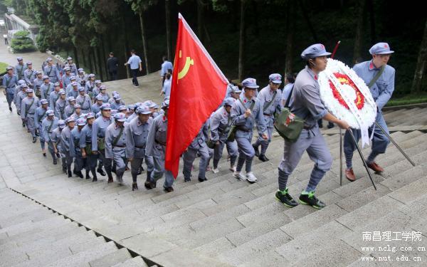 开芸体育-（中国）官方网站党务干部培训班学员向井冈山烈士陵园敬献花圈.JPG