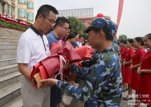 新生给教师送花、教师给新生带校徽.JPG