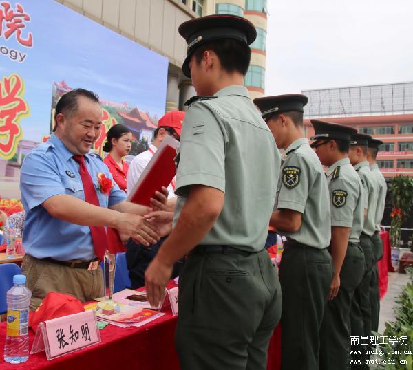 理事长邱小林给优秀军训教官颁奖.JPG