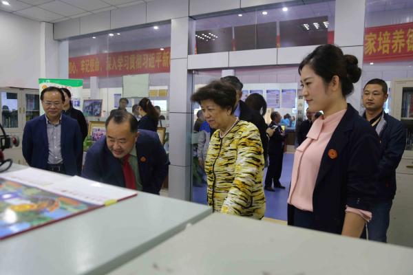 全国人大常委会原副委员长陈至立视察我校大学生科技创新基地.jpg